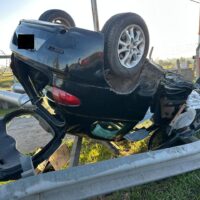 Dos jóvenes resultaron ilesos tras el vuelco de un auto en Circunvalación Oeste