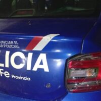 Efectivos en un móvil fueron atacados en Santa Fe y debieron disuadir con munición antitumulto