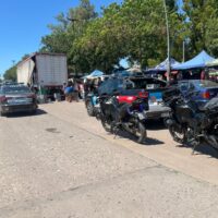 Un camión que trasladaba cerveza volcó frente al Hospital Iturraspe y generó saqueos