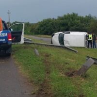 Un conductor terminó hospitalizado tras un violento vuelco en la Ruta 168