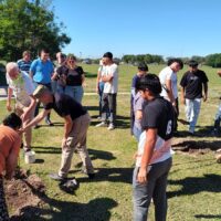 “El camino del aromito”: plantación comunitaria e inauguración de un mural en la Escuela Nº 509