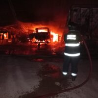 Santa Rosa de Calchines: un galpón de transporte quedó destruido por un incendio en la Ruta 1