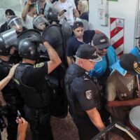 Provincia suspende los programas destinados al MTE tras la protesta en la sede del ministerio de Igualdad