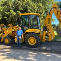 Candioti incorporó una retroexcavadora para mejorar los servicios públicos