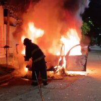 ¿Volvieron los quemacoches en Santo Tomé?