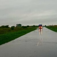 Desvío para el tránsito liviano en RN 11 en Gobernador Crespo y Emilia por agua en calzada en Videla