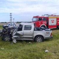 Un fuerte choque entre una camioneta y un camión dejó personas atrapadas
