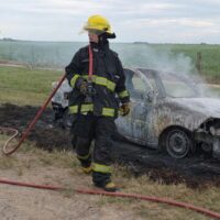 Incendio total de un automóvil en la Ruta 2: un conductor de Laguna Paiva resultó ileso