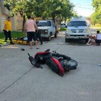 Fuerte accidente en avenida Ignacio Crespo: dos jóvenes motociclistas resultaron heridos