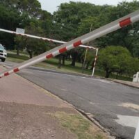 El conductor que rompió el arco del Parque Garay será sancionado por el municipio santafesino
