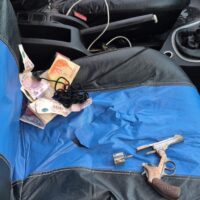 Aprehendieron a dos hombres tras hallar un revólver oculto en un auto en Santa Fe