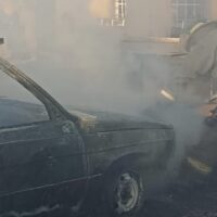Se incendió totalmente un auto dentro de una casa en Santo Tomé