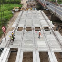 A paso firme: el nuevo Puente Carretero ya muestra la unión de vigas con prelosas