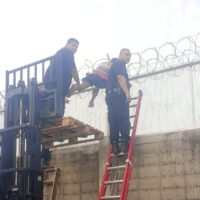 Quedó atrapado en alambres al intentar robar un supermercado mayorista en Recreo