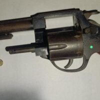 Secuestran arma y detienen a hombre por presuntas amenazas