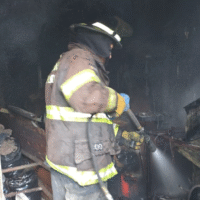 Un incendio de gran magnitud dañó un depósito en Arroyo Leyes