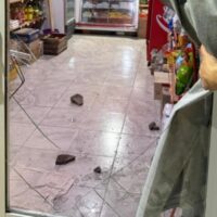 Rompió el vidrio de un comercio, fue perseguido por los dueños y logró escapar