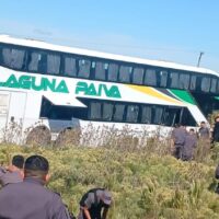 Un violento choque entre un colectivo penitenciario y una camioneta dejó víctimas fatales cerca de Oliveros