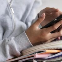 Escuelas de Santa Fe implementan un programa para regular el uso de celulares