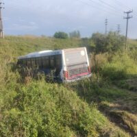 Impactante accidente en la Circunvalación Oeste: colectivo despistó y terminó en un zanjón