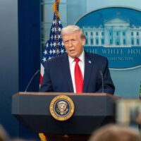 Trump anunció una tregua de cinco días con Irán tras "conversaciones productivas"