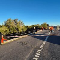 Un camión cayó al río Carcarañá en la Autopista Rosario - Santa Fe y el chofer logró salvarse