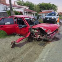 Fuerte accidente en Recreo: un auto chocó contra una vivienda y derribó rejas y un poste