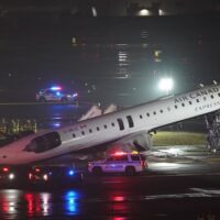 Tragedia en Nueva York: murieron el piloto y copiloto tras choque de un avión con un camión de bomberos