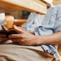 Santa Fe fija reglas para el uso de celulares en las escuelas durante la jornada escolar