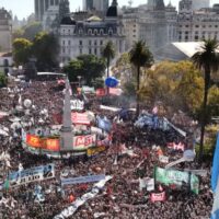 Multitudinaria marcha en Plaza de Mayo de Buenos Aire a 50 años del golpe de Estado