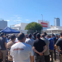 Trabajadores de Lácteos Verónica realizan un acampe en Santa Fe ante el temor de cierres y pérdida de empleos