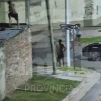 Tras disparos, detuvieron a dos hermanos: uno le arrojaba piedras desde el techo en Santa Fe