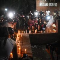 Marcha en silencio en San Cristóbal: velas, dolor y pedido de justicia tras el crimen en la escuela