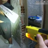 Usaron una pistola Taser para reducir a un hombre armado en un caso de violencia de género