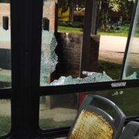 Dañaron un colectivo de la línea 5 con una piedra mientras finalizaba su recorrido en Santa Fe