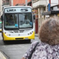 Apedrearon un colectivo y una pasajera resultó herida en la zona norte de Santa Fe