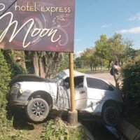 Fuerte impacto en Ángel Gallardo: un auto terminó incrustado en el ingreso a un motel