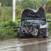 Fuerte siniestro vial en Circunvalación Oeste: un auto chocó contra una columna bajo la lluvia