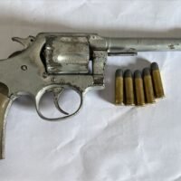 Un motociclista escapó tras embestir a una mujer y abandonar un arma en Santa Fe