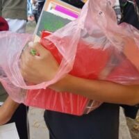 Una escuela de barrio El Pozo dispuso que los alumnos asistan sin mochilas y con bolsas transparentes