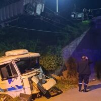 Dos camiones colisionaron en la autopista y uno terminó cayendo desde un puente