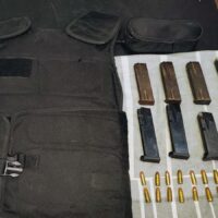 Aprehendieron a una joven y una menor y le secuestraron un chaleco antibalas y cargadores calibre 9mm