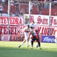 Deportivo Morón superó claramente a Colón y lo alcanzó en la punta