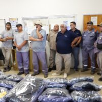 Entrega de ropa de invierno a personal municipal en Laguna Paiva