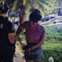 Una mujer fue detenida tras agredir a efectivos durante un procedimiento en un domicilio de Santa Fe