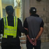 Aprehenden a un hombre por orinar reiteradamente el portón de un vecino