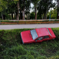 Un automóvil terminó dentro de un profundo canal en barrio Las Mercedes