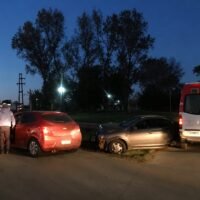 Choque en el acceso sur a Candioti: dos autos colisionaron en la curva y contracurva