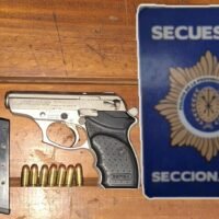 Detienen a una mujer por amenazas frente a una escuela en Santa Fe