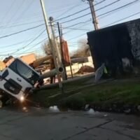 Volcó una grúa mientras colocaban una columna de alumbrado en Santa Fe